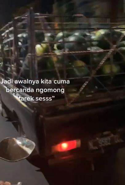 Mengejar mobil pengangkut buah semangka.