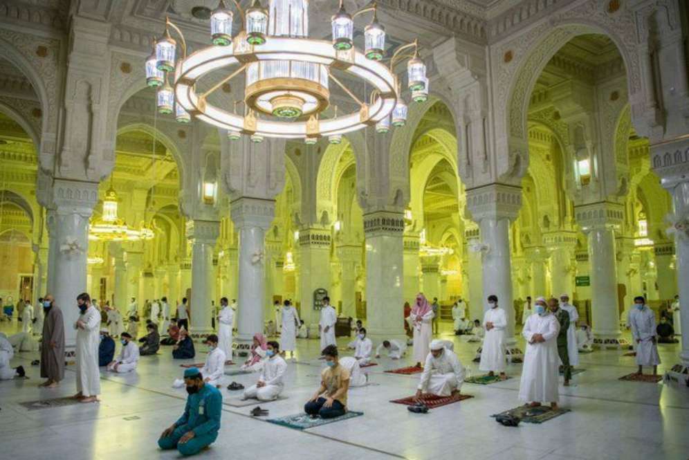 Jemaah sholat fardlu di Masjidil Haram