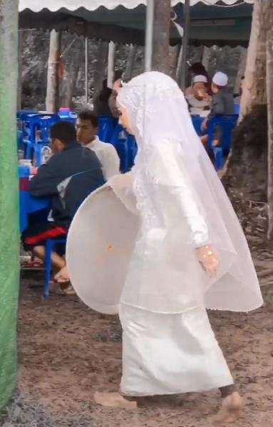 Bawa nampan buat ambil makanan dari dapur.
