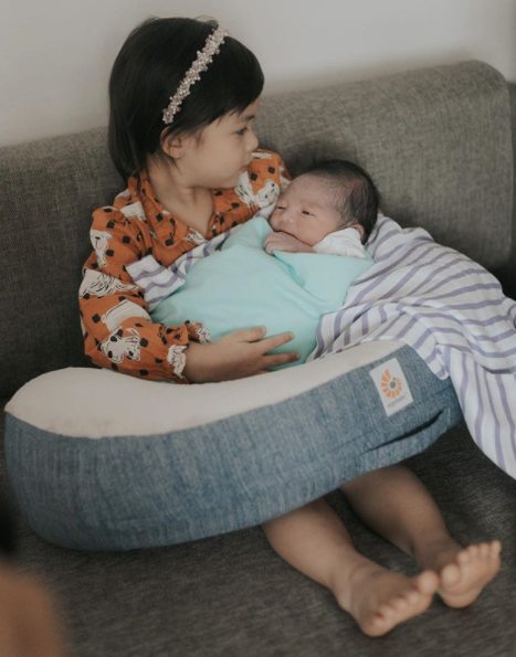 nastusha memangku adik laki-lakinya
