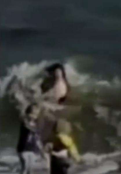 Nampak sosok seorang wanita muncul dari dalam laut.