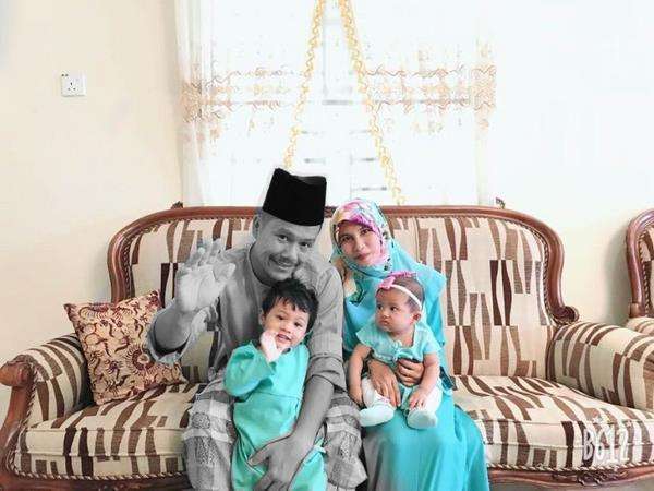 Nur Alisha dipangku almarhum ayahnya, Fakaruddin Abdul Talib.