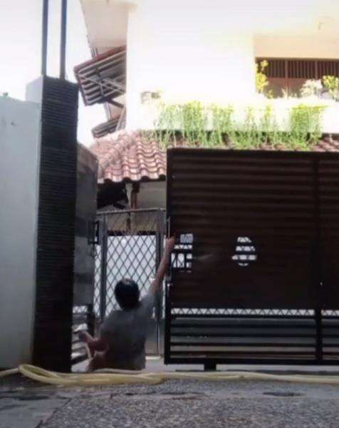 Saat hendak melangkah keluar, terpeleset deh.