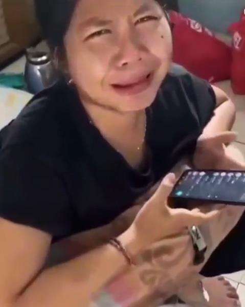 Gadis ini tiba-tiba menangis sesenggukan.