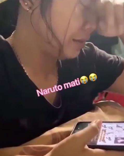 Menangisi kematian Naruto.