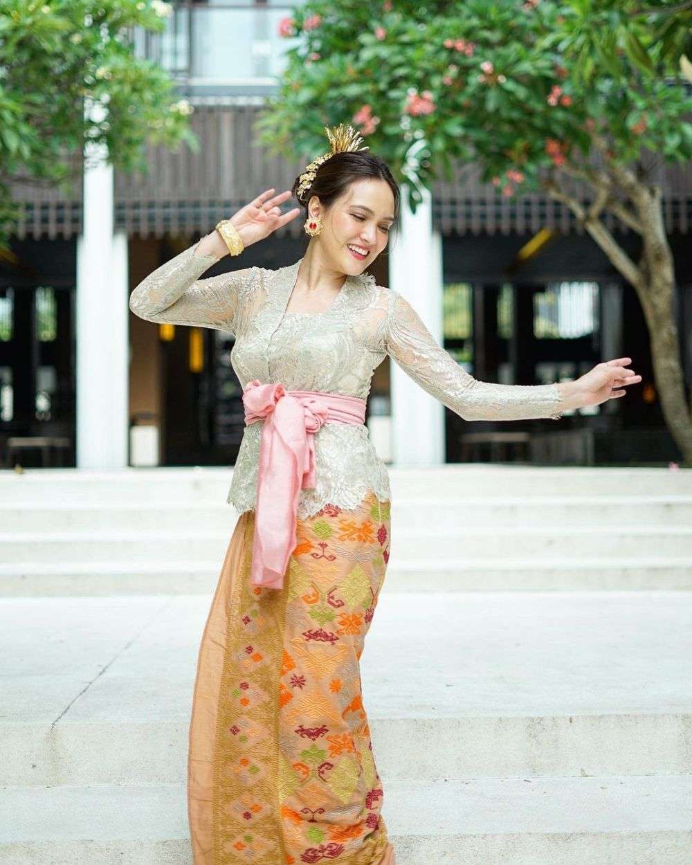 Potret Shandy Aulia memakai kebaya Bali