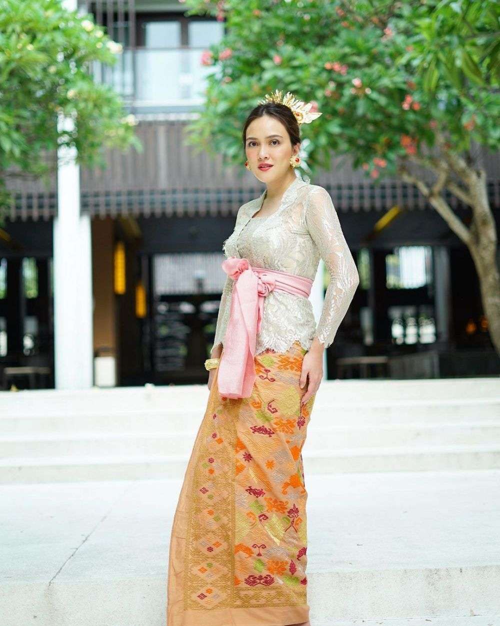 Potret Shandy Aulia memakai kebaya Bali