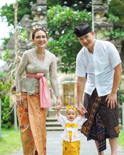 Potret Shandy Aulia memakai kebaya Bali