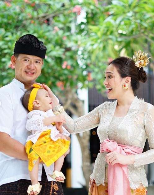Potret Shandy Aulia memakai kebaya Bali
