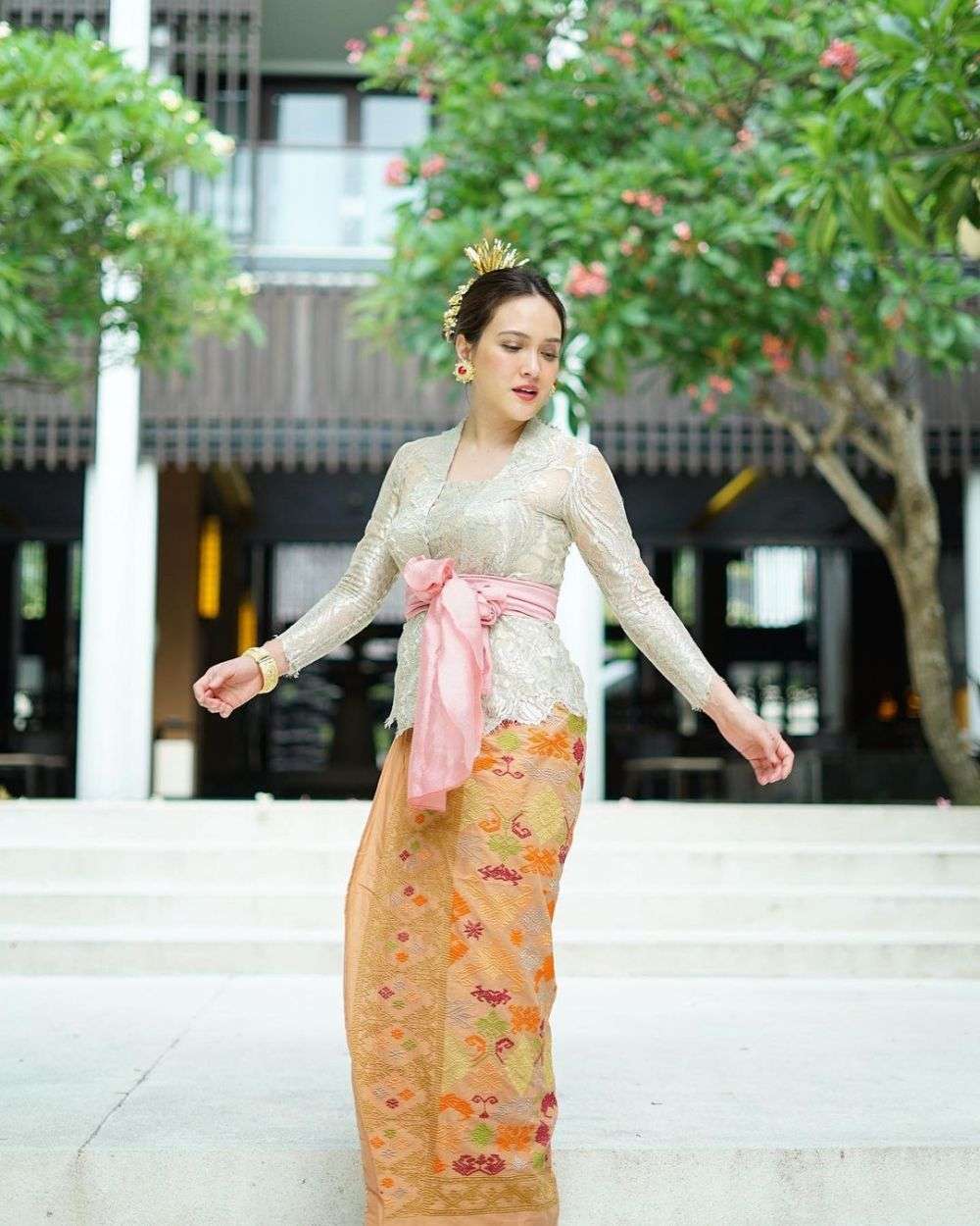Potret Shandy Aulia memakai kebaya Bali