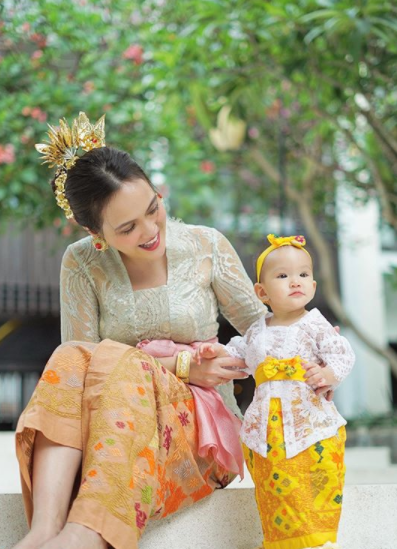 Potret Shandy Aulia memakai kebaya Bali