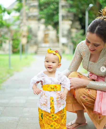 Potret Shandy Aulia memakai kebaya Bali