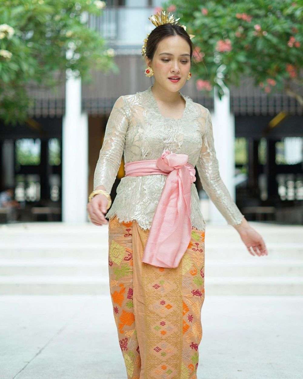Potret Shandy Aulia memakai kebaya Bali