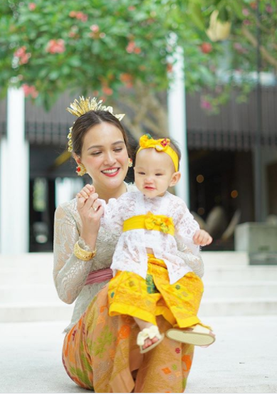 Potret Shandy Aulia memakai kebaya Bali