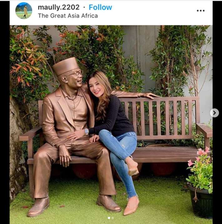 Foto Dengan Patung Kang Emil