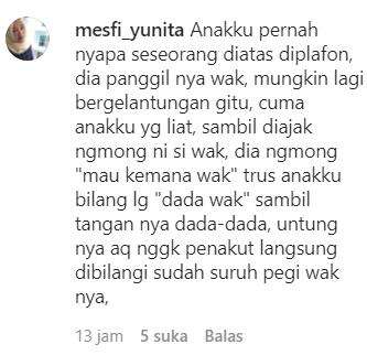 Lihat kakek-kakek gelantungan di plafon.