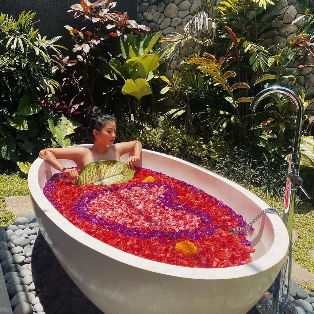Ghea Youbi Mandi Kembang Ghea Youbi Mandi Kembang