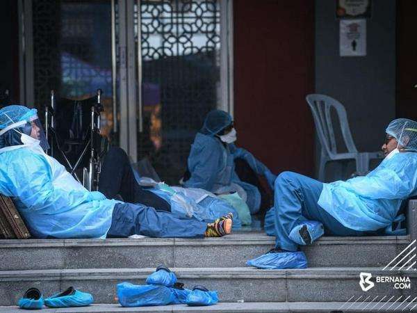 Tenaga kesehatan kelelahan usai menangani pasien Covid-19.