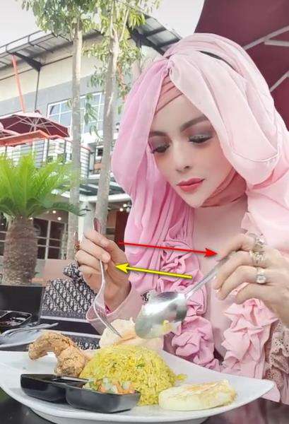 Sepertinya terbalik pakai garpu dan sendok saat makan.