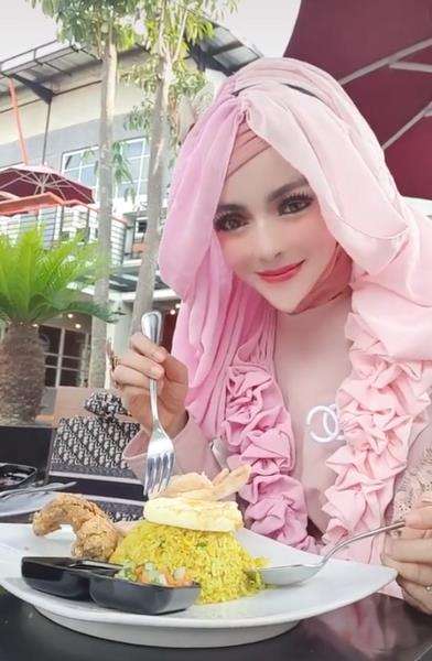 Dagunya lancip bener seperti habis diraut pensil.