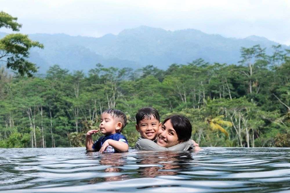 Potret keseruan liburan Tya Ariestya di Jogja dan Magelang Potret keseruan liburan Tya Ariestya di Jogja dan Magelang