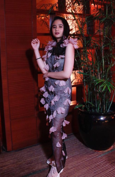 Potret anggun Tissa Biani dengan dress