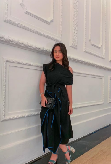 Potret anggun Tissa Biani dengan dress
