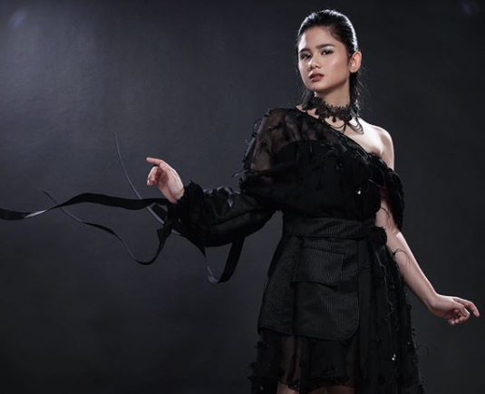 Potret anggun Tissa Biani dengan dress