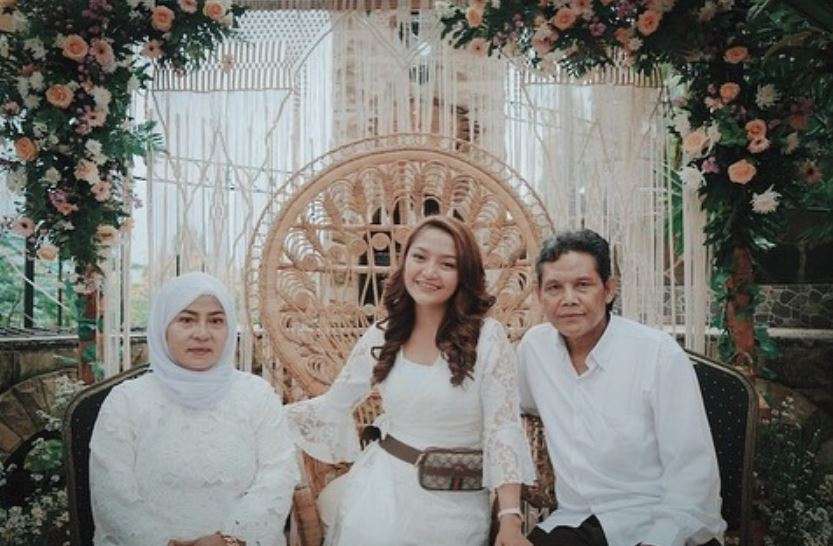 seleb hadiahi orangtua mobil