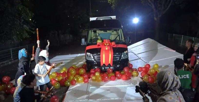 seleb hadiahi orangtua mobil