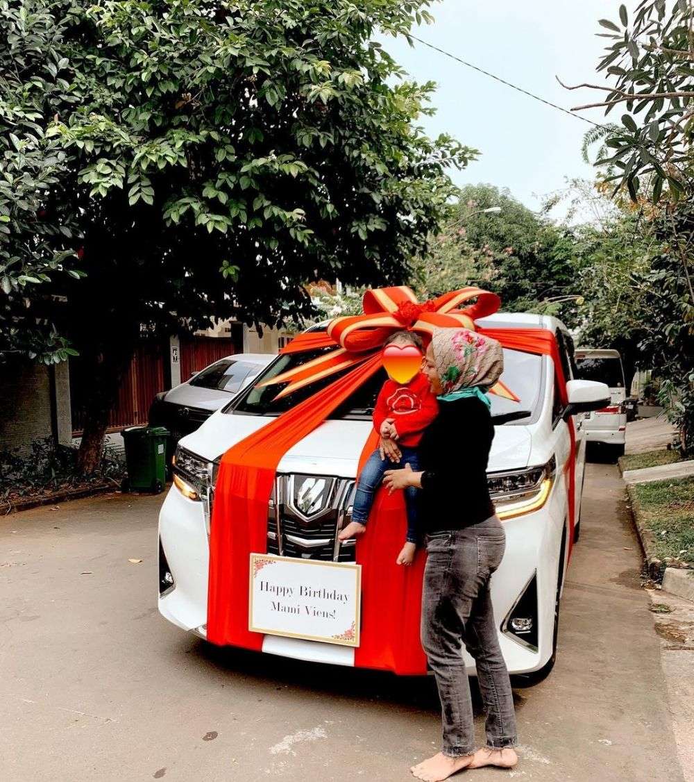 seleb hadiahi orangtua mobil