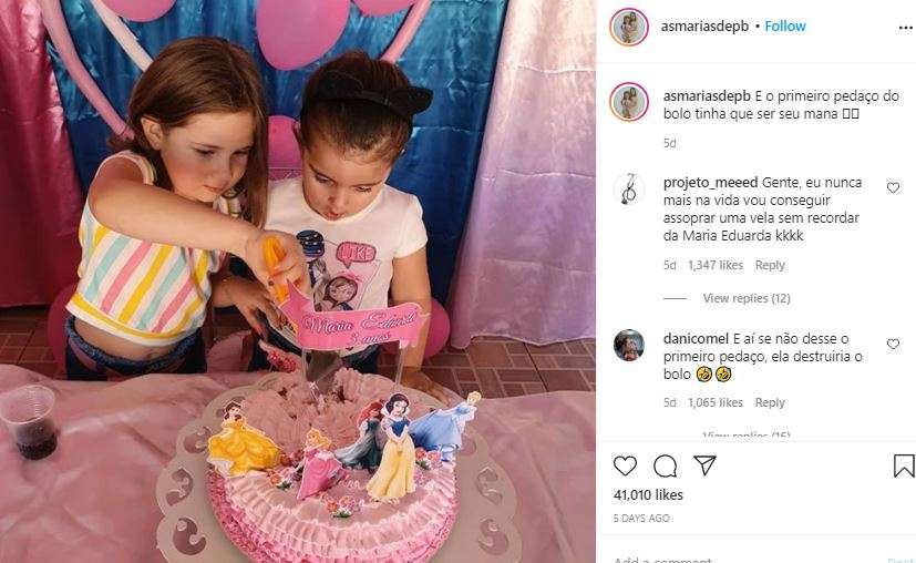 Makan kue bersama