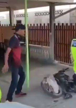 Kasihan motornya, Mas!