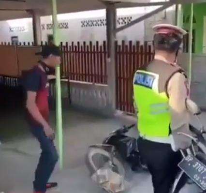Tinggal nanti pulang kena kena hajar sama emaknya.