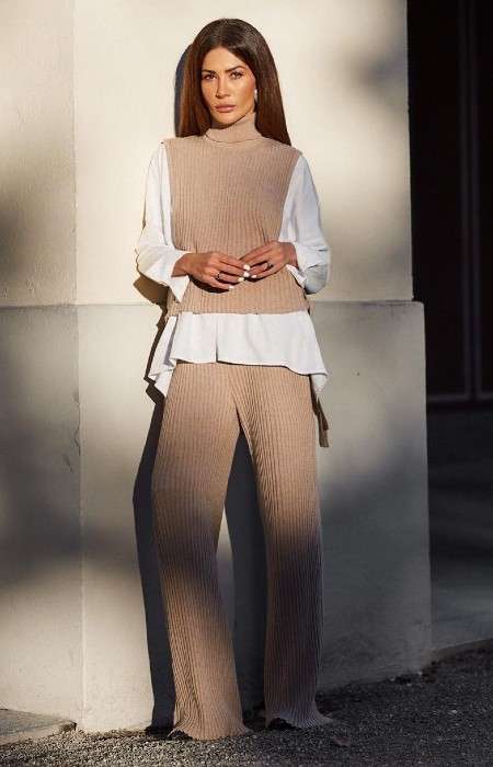 Sweater Vest dengan Gaya Monokrom