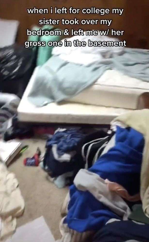 Kondisi kamar yang sangat berantakan Kondisi kamar yang sangat berantakan