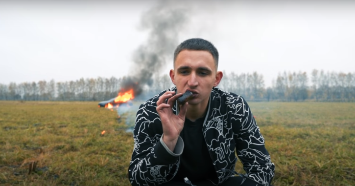 Youtuber Rusia saat membakar habis mobil mercedes miliknya Youtuber Rusia saat membakar habis mobil mercedes miliknya