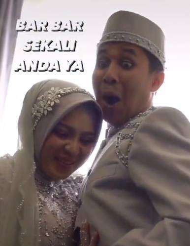 Ekspresi lucu suami, sementara istri hanya bisa menahan tawa.