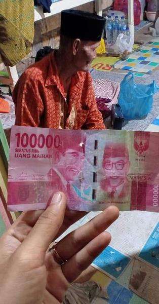 Uang mainan yang dibuat bayar 5 bungkus gado-gado.