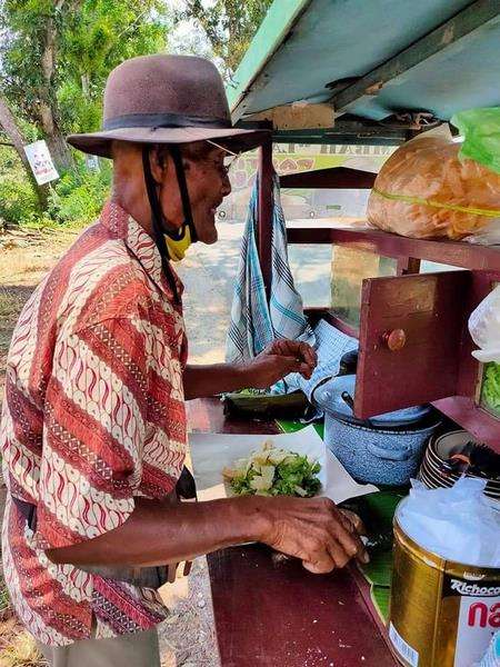 Kakek penjual gado-gado yang jadi korban penipuan uang palsu.