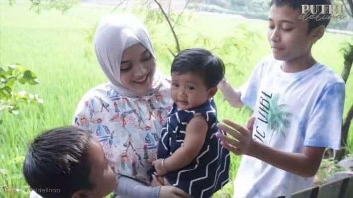 Putri Delina dan adik-adik