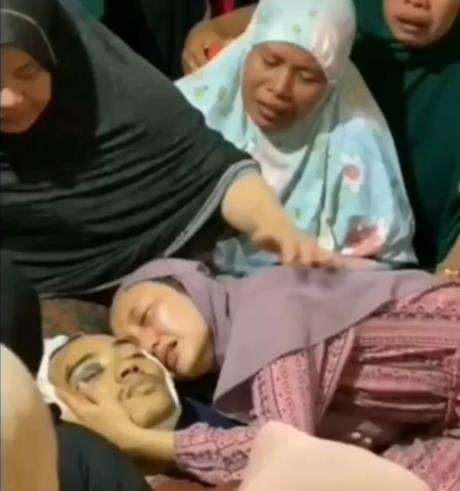 Suaminya meninggal dunia.