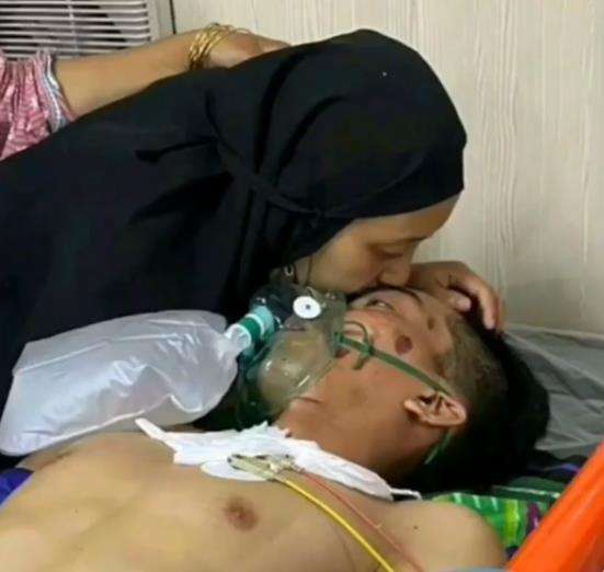 Sang suami terbaring sakit dengan alat bantu pernapasan.