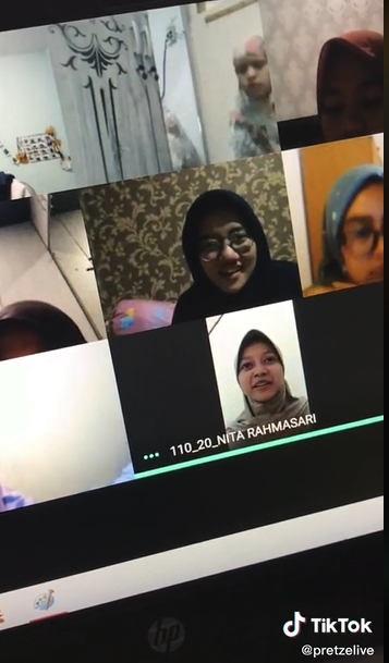 Lupa matikan kamera, gadis ini santuy sholat saat kelas online