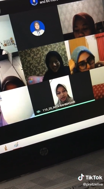 Lupa matikan kamera, gadis ini santuy sholat saat kelas online