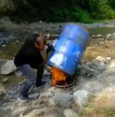 Saatnya mau dibakar, guys kambing gulingnya.