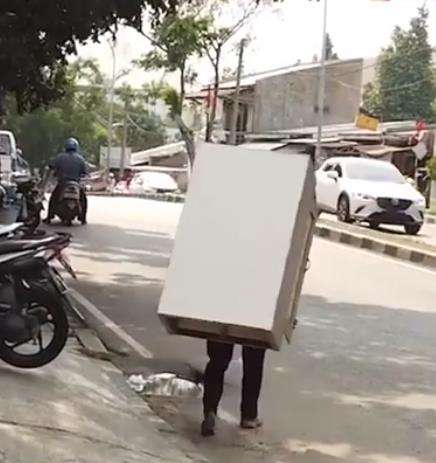 Bapak berjualan lemari keliling dari pagi sampai malam setiap hari.