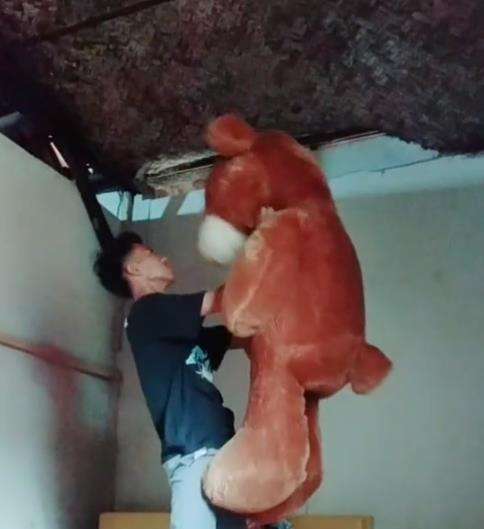 Rela jadi kuli demi bisa belikan boneka cokelat kesayangan kekasih.