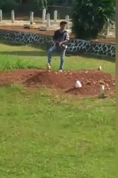 video viral remaja injak-injak makam pahlawan