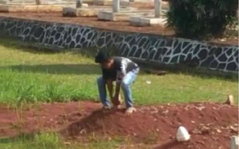 video viral remaja injak-injak makam pahlawan